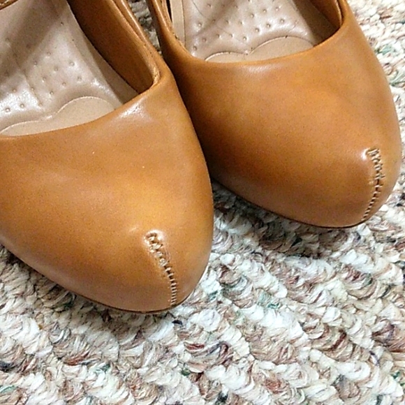 EUC LARA caramel brown leather heels - Picture 2 of 5